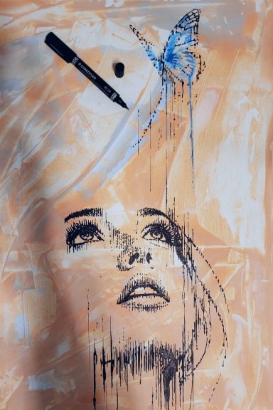 Entstehung von „Rise“ – von Hand gezogene Linien und der blaue Schmetterling im Detail