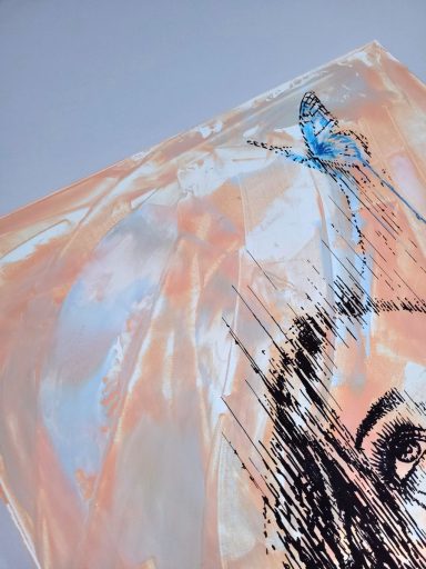Detail des Gemäldes „Rise“ mit blauem Schmetterling, Peach-Hintergrund und schwarzen Linien