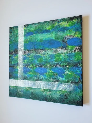 Acryllandschaft „Zwischen den Strömungen“ auf Leinwand in Blau- und Grüntönen, abstrakt, mit klaren Linien, die Bewegung und Ruhe verbinden
