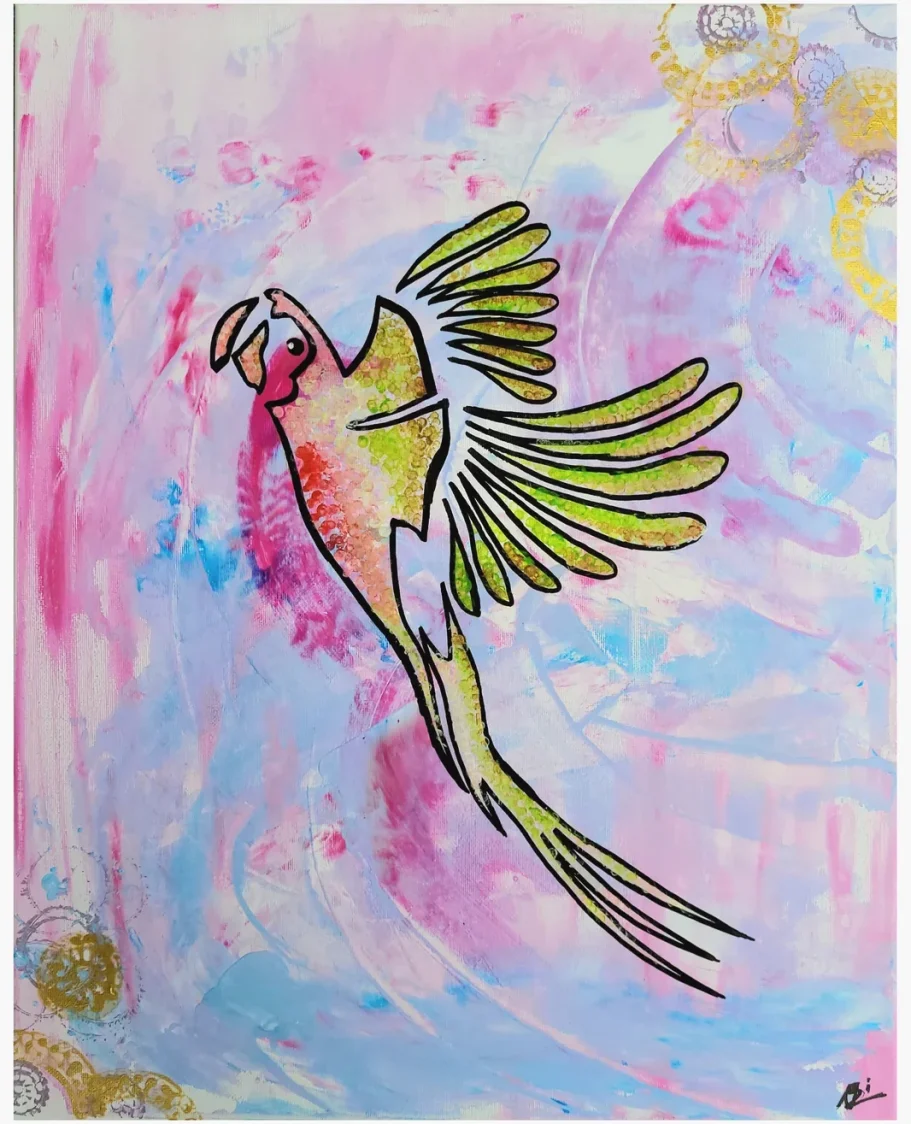 Ein gemaltes Bild: Bunter Papagai mit weit ausgebreiteten Flügeln fliegt vor pastellfarbigem Hintergrund.