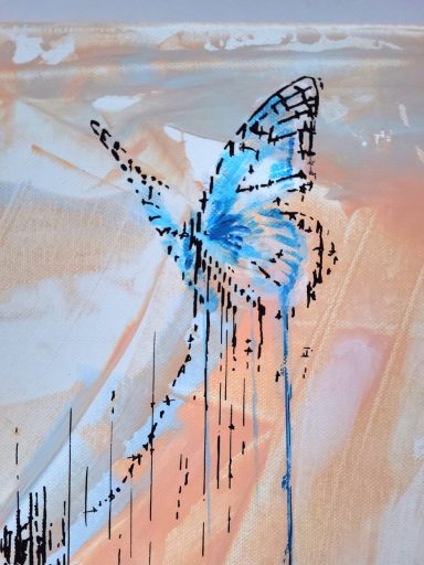 Nahaufnahme des fein gezeichneten blauen Schmetterlings im Gemälde „Rise“