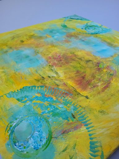 Bunte abstrakte Malerei mit Gelb- und Blautönen sowie schwungvollen Formen.