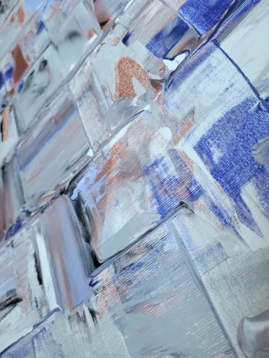 Moderne Abstrakte Malerei in Grau, Blau und Pastelltöne mit unregelmäßigen Mustern.