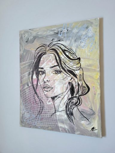 Porträt einer Frau mit langen Haaren vor abstraktem, farbigen Hintergrund.