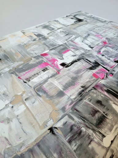 Abstrakte Malerei in Grau, Weiß und Schwarz mit rosa Akzenten.