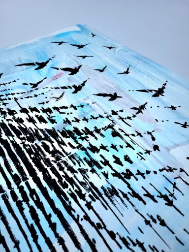 Bild 6 (Struktur & Vögel):Makroaufnahme der Pinselstriche, Farbstrukturen und Vögel auf der blauen Acryl-Leinwand.