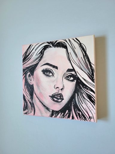 Porträt Acryl Gemälde einer hübschen Frau mit langen Haaren und ausdrucksstarken Augen auf rosa Hintergrund