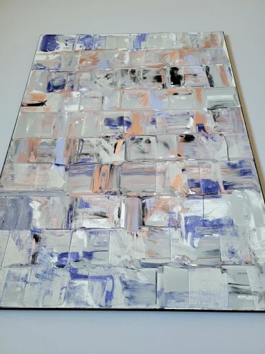 Moderne Abstrakte Malerei in Grau, Blau und Pastelltöne mit unregelmäßigen Mustern.