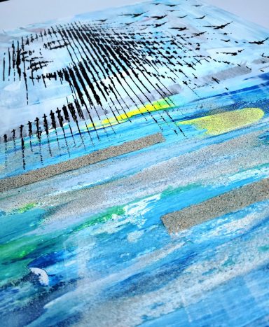 Detail der wasserartigen Textur und der goldenen Akzente auf dem abstrakten Gemälde.