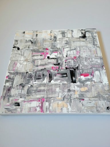 Abstrakte Malerei in Grau, Weiß und Schwarz mit rosa Akzenten.