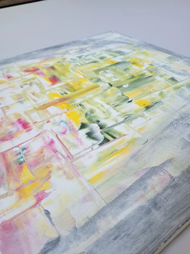 Abstraktes Acrylgemälde von mibkunst in sanften Grau-, Gelb-, Grün- und Rosatönen
