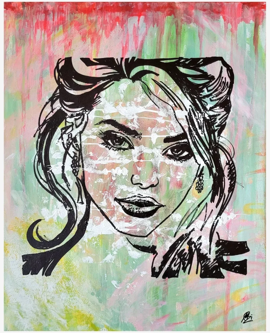 Porträt einer Frau mit buntem, abstraktem Hintergrund und stilisierter Linienzeichnung.