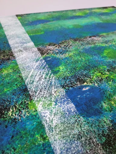 Acryllandschaft „Zwischen den Strömungen“ auf Leinwand in Blau- und Grüntönen, abstrakt, mit klaren Linien, die Bewegung und Ruhe verbinden