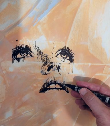 Entstehung von „Rise“ – schwarze Linien werden von Hand mit einem Marker auf das Gesicht gezeichnet
