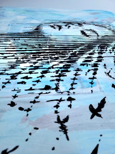 Nahaufnahme der fliegenden Vogelsilhouetten auf dem blauen, dynamischen Hintergrund des Kunstwerks Aufwind.