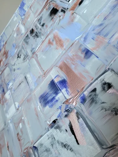 Moderne Abstrakte Malerei in Grau, Blau und Pastelltöne mit unregelmäßigen Mustern.