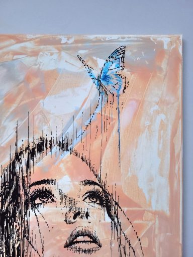 Detailansicht von „Rise“ mit leuchtend blauem Schmetterling und geschwungenen hellblauen Spachtelzügen