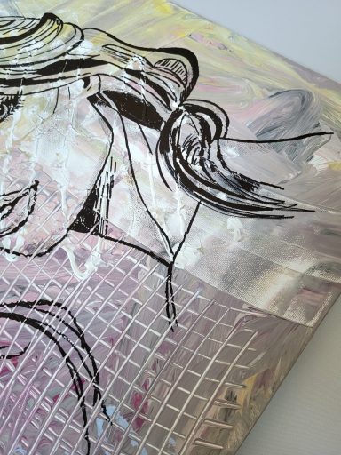 Porträt einer Frau mit langen Haaren vor abstraktem, farbigen Hintergrund.