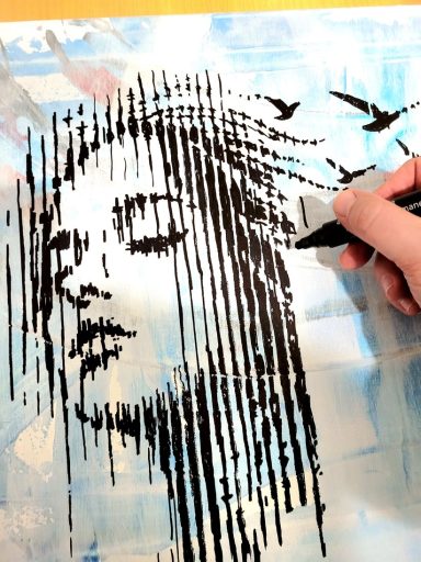 Abstraktes Gemälde „Aufwind“ – Künstler zeichnet die feinen Linien des Frauenporträts mit einem schwarzen Marker auf die Leinwand.