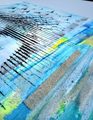 Nahaufnahme der fließenden blauen und türkisen Farbschichten im unteren Bereich des Kunstwerks.