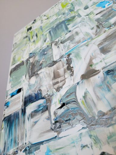 Abstrakte Malerei in verschiedenen Grüntönen mit blauen und grauen Akzenten.