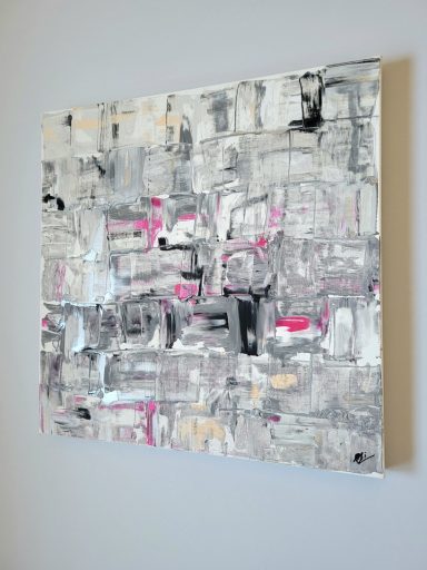 Abstrakte Malerei in Grau, Weiß und Schwarz mit rosa Akzenten.