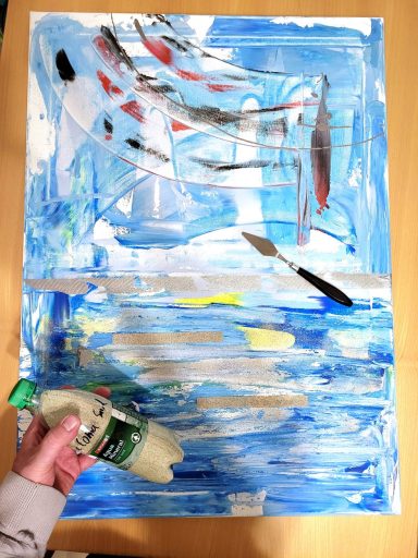 Abstraktes Gemälde „Aufwind“ – Blick auf den Entstehungsprozess der blau-goldenen Hintergrundstrukturen im Künstleratelier.