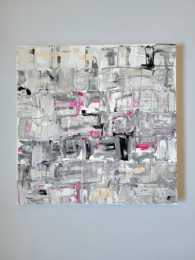 Abstrakte Malerei in Grau, Weiß und Schwarz mit rosa Akzenten.