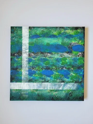 Acryllandschaft „Zwischen den Strömungen“ auf Leinwand in Blau- und Grüntönen, abstrakt, mit klaren Linien, die Bewegung und Ruhe verbinden