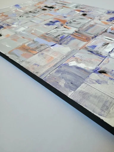 Moderne Abstrakte Malerei in Grau, Blau und Pastelltöne mit unregelmäßigen Mustern.