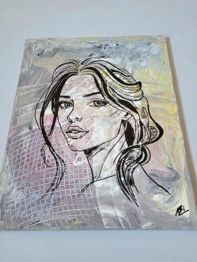 Porträt einer Frau mit langen Haaren vor abstraktem, farbigen Hintergrund.