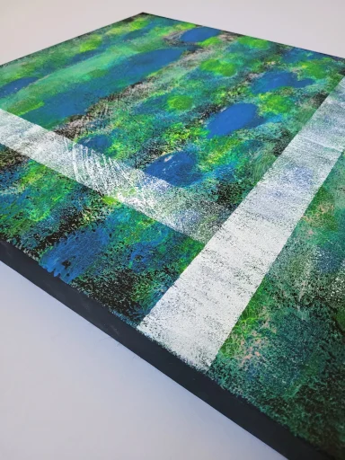 Acryllandschaft „Zwischen den Strömungen“ auf Leinwand in Blau- und Grüntönen, abstrakt, mit klaren Linien, die Bewegung und Ruhe verbinden