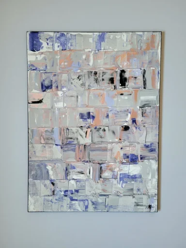 Moderne Abstrakte Malerei in Grau, Blau und Pastelltöne mit unregelmäßigen Mustern.