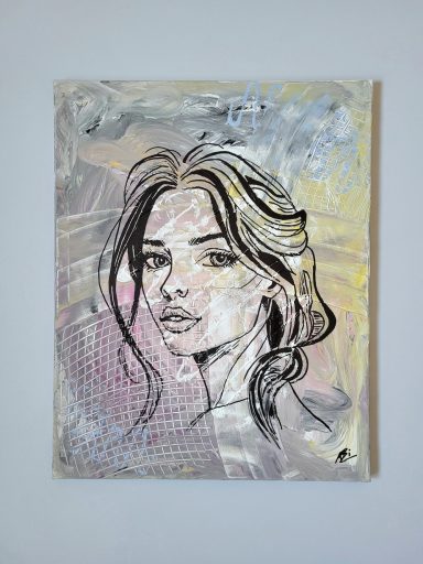 Porträt einer Frau mit langen Haaren vor abstraktem, farbigen Hintergrund.