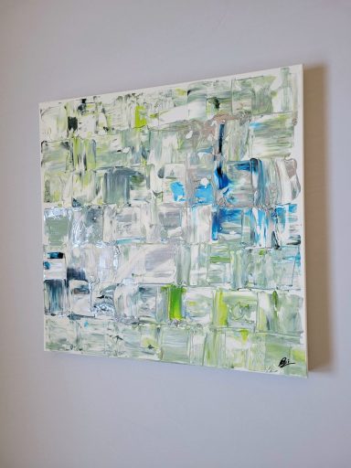 Abstrakte Malerei in verschiedenen Grüntönen mit blauen und grauen Akzenten.